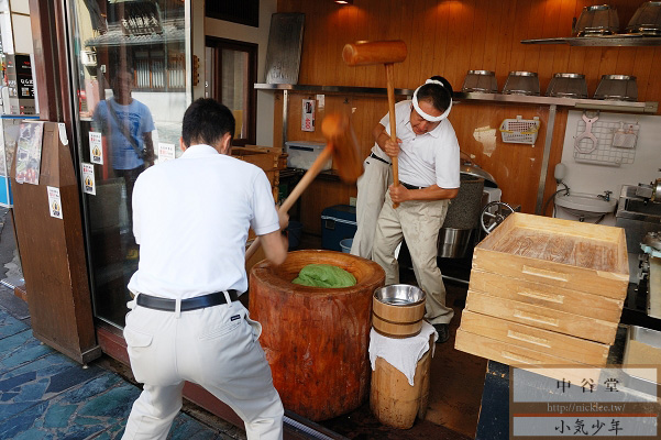 Nara Cuisine – Performs fast mochi pounding every day – Nakatanidou