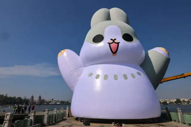 “Welcome to Kaohsiung! A 18-meter ‘Giant Rabbit’ Makes Its Debut, Welcoming Everyone with Open Arms to Enjoy the Lantern Festival”