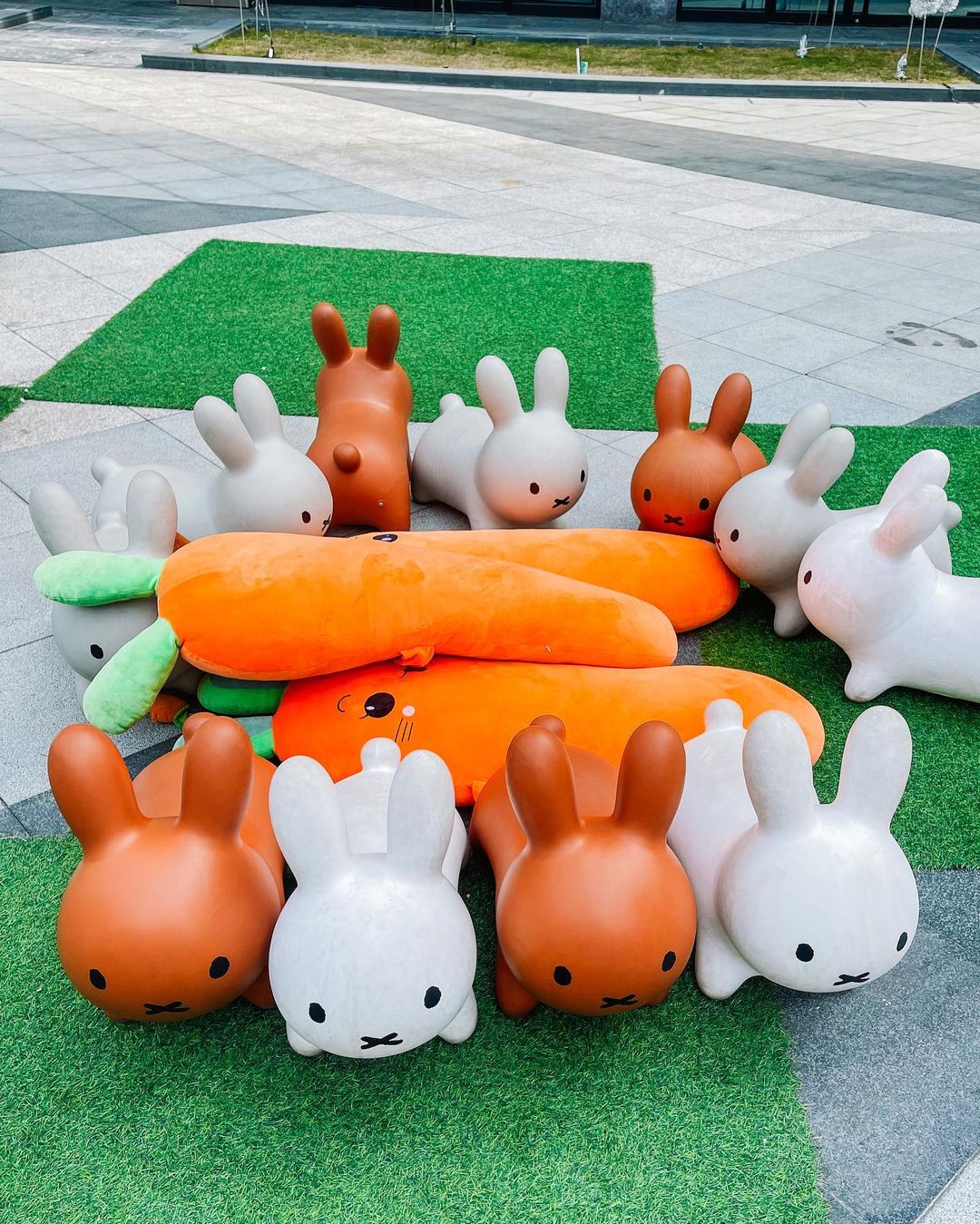 Taichung: Miffy Invasion! Dali Art Plaza’s ‘Bunny Hop’ Outdoor Installation Art Makes Its Debut with 50 Miffy Rabbits and Giant Carrots Overwhelmingly Adorable